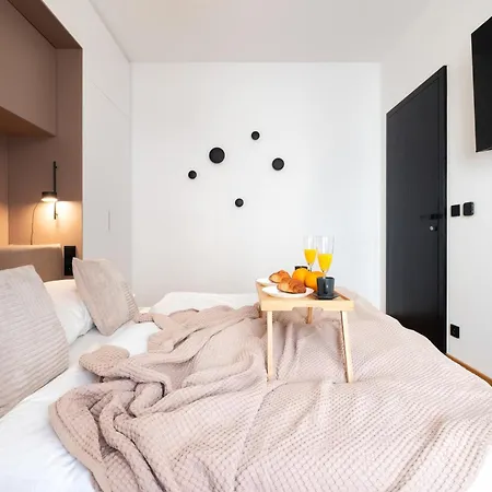Days - Modern With Workspace - Quiet Area Apartment Prague